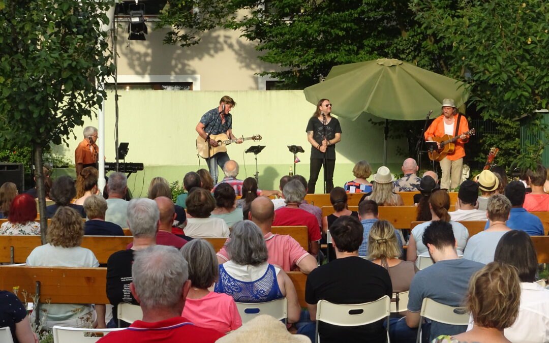 Ein heißer Sommerabend mit „Sascha im Quadrat“ im Park